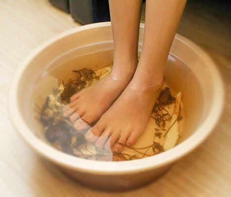 Từ lâu người ta đã biết ngâm chân để giải độc